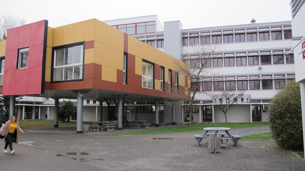 Bâtiment de l'administration dans la cour du lycée.