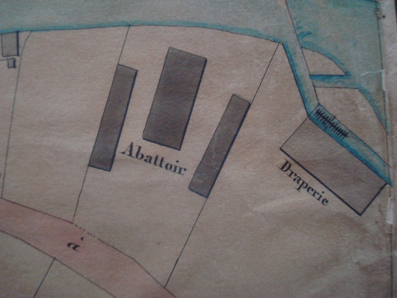 Extrait du plan de la ville d'Aubusson et de ses faubourgs dans la seconde moitié du 19e siècle (Archives Nationales), avec la manufacture de draps Grellet et Chassaigne, à l'extrémité de la rue Vaveix, après les abattoirs