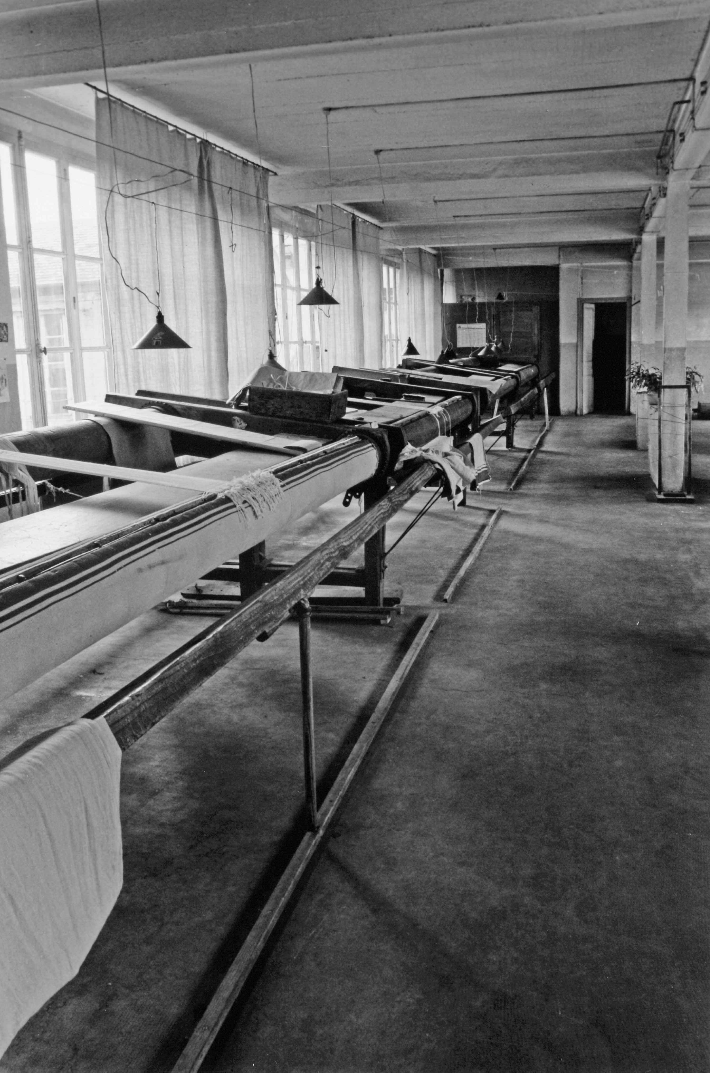 L'atelier de tissage en basse lisse, au premier étage (reportage photographique de L. Yeghicheyan, 1992, Aubusson, Musée départemental de la Tapisserie)