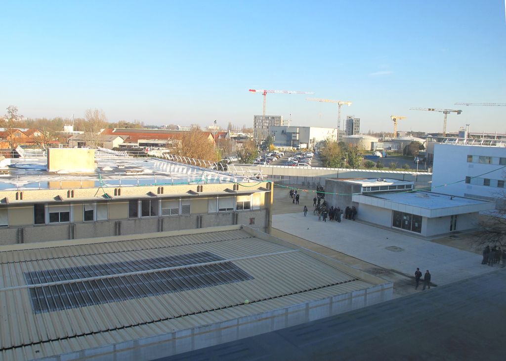 Cour des lycées vue depuis l'étage du bâtiment des laboratoires.
