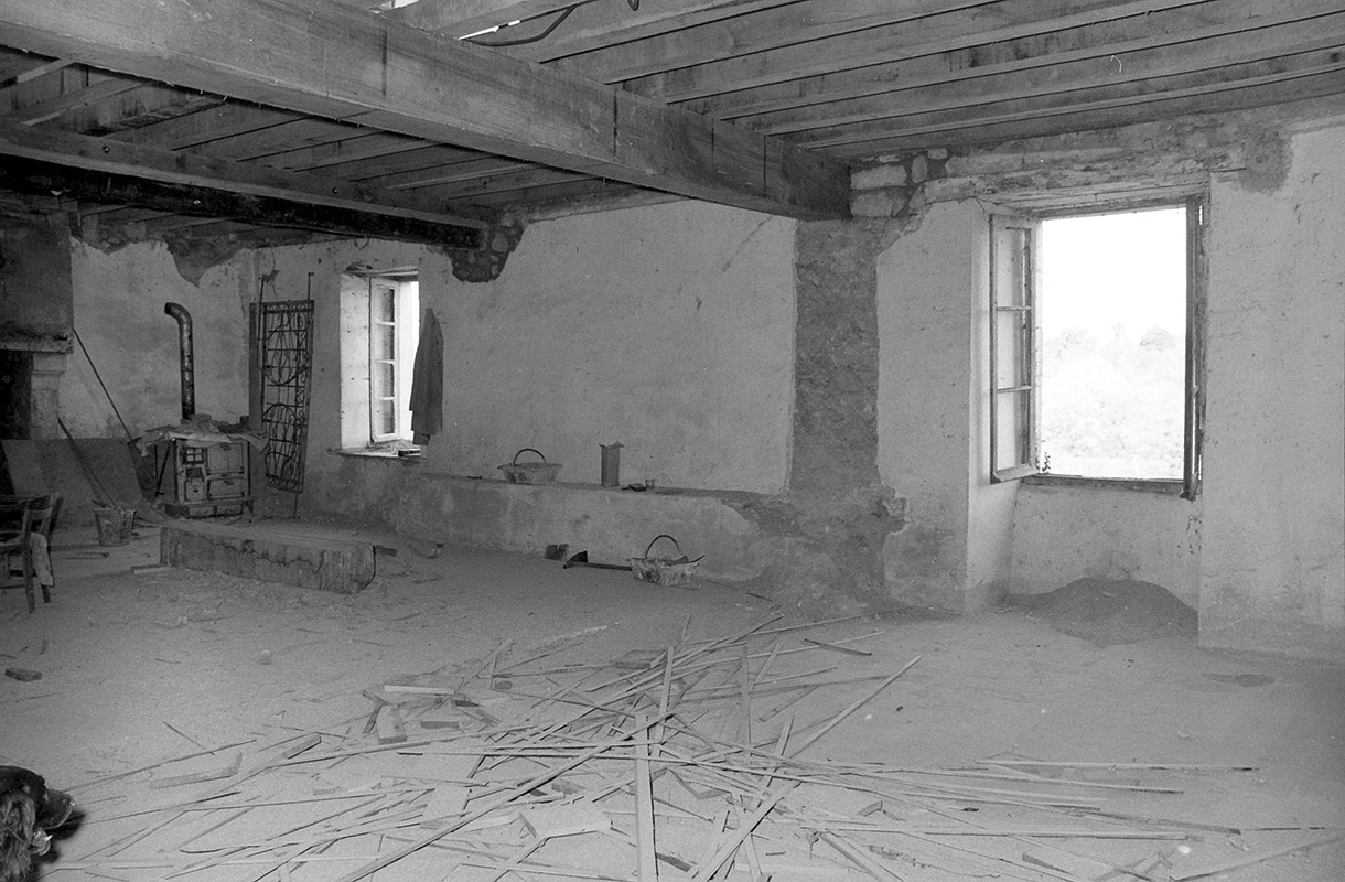 Château, intérieur, rez-de-chaussée, pièce est (cuisine), mur est, en 1971.