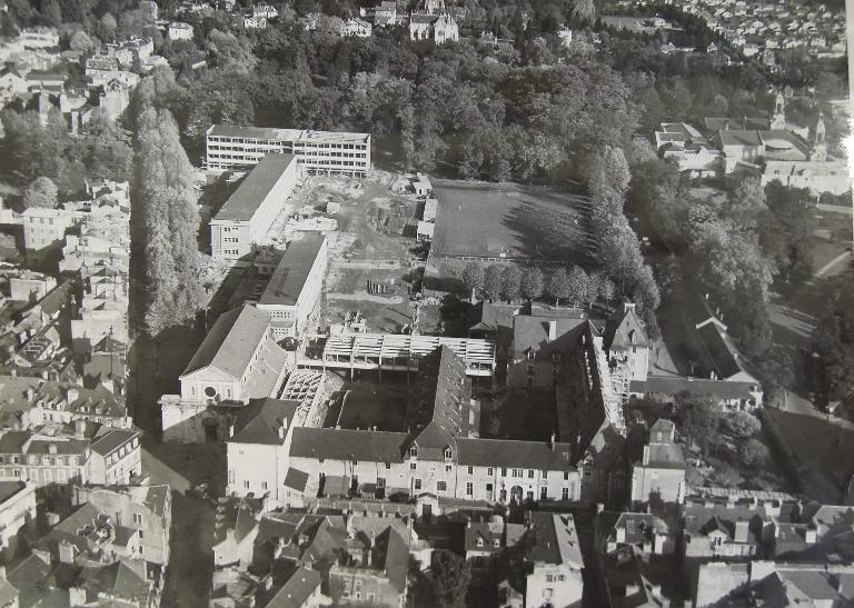 Vue aérienne du lycée en 1955 avec les extensions à l'est et les bâtiments anciens à l'ouest encore présents.