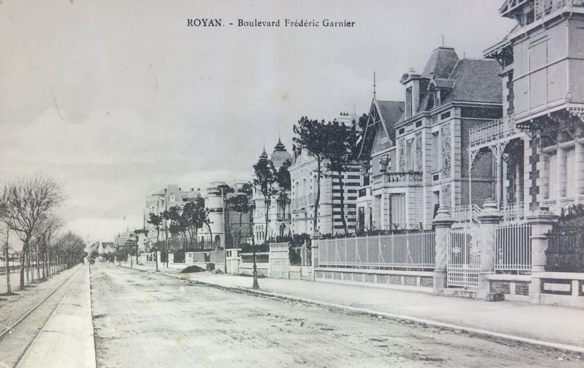 Le boulevard Frédéric-Garnier, au niveau du n° 88, vu en direction du nord au début du 20e siècle.