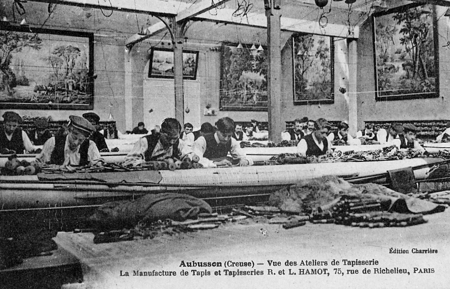 Carte postale (1er quart 20e siècle) d'un atelier de tissage des tapisseries (basse lisse) de la manufacture Hamot, avec les ouvriers au travail (collection particulière)