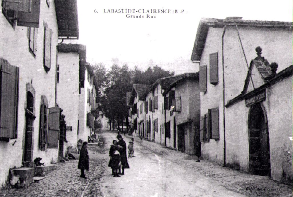 Ancienne carte postale d'une vue de la rue Notre-Dame, du nord vers le sud.