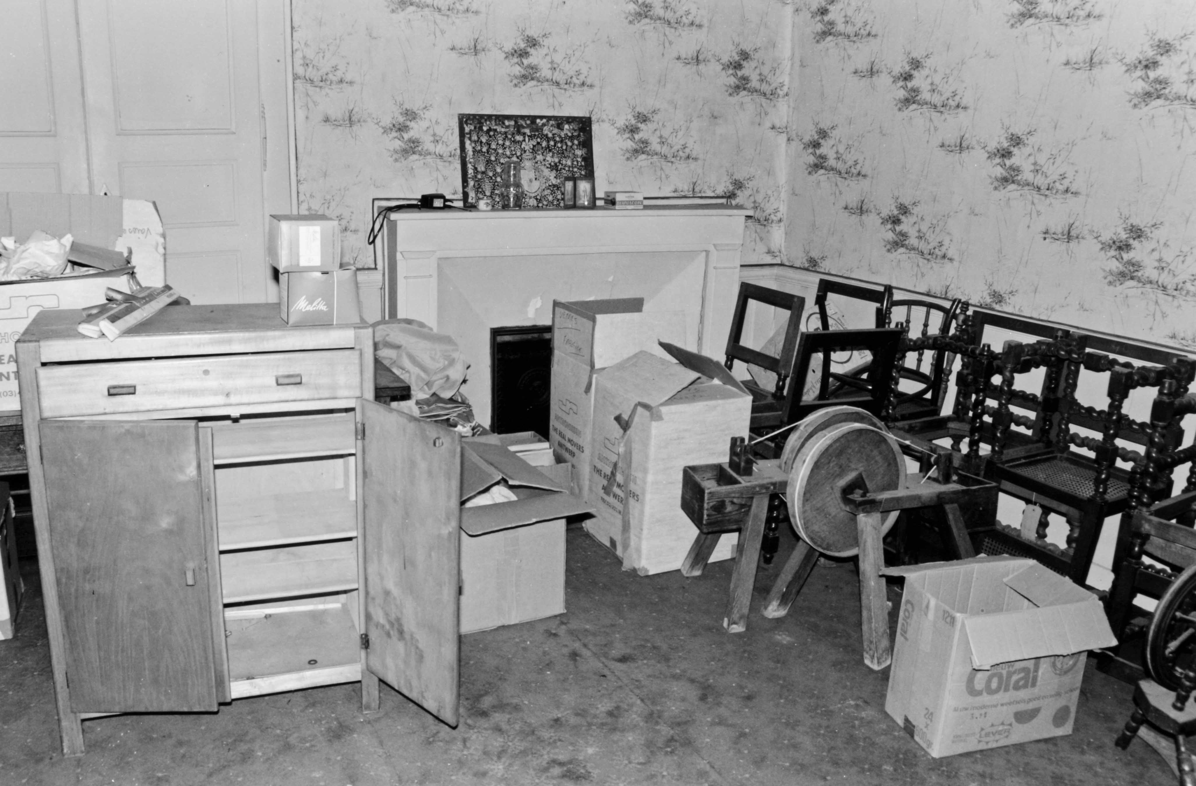Vue intérieure des bureaux de la manufacture, avant fermeture et déménagement (reportage photographique de L. Yeghicheyan, 1992, Aubusson, Musée départemental de la Tapisserie)