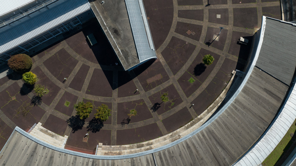 Vue aérienne de la cour devant les ateliers.