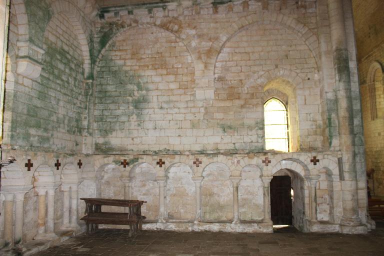 Transept sud, anciens accès au cloître.