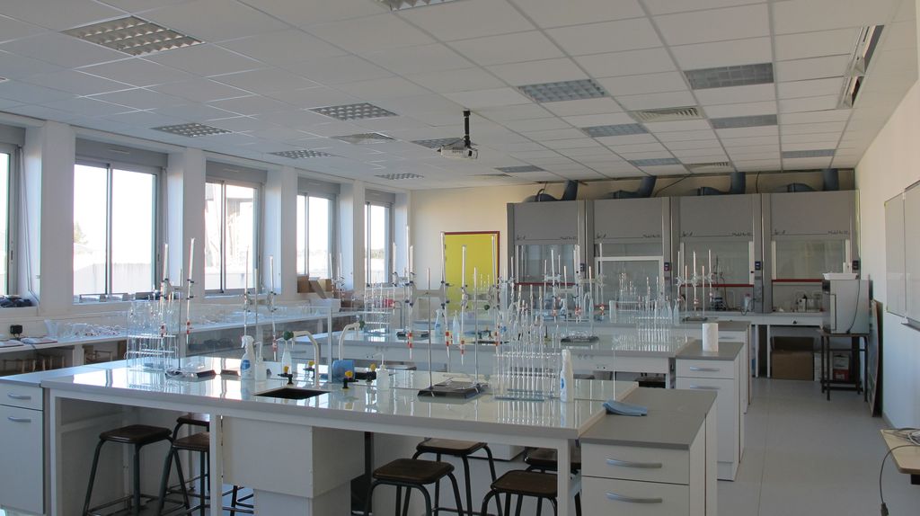 Salle d'enseignement pratique du bâtiment d'enseignement général et laboratoires STL, STV, physique-chimie.