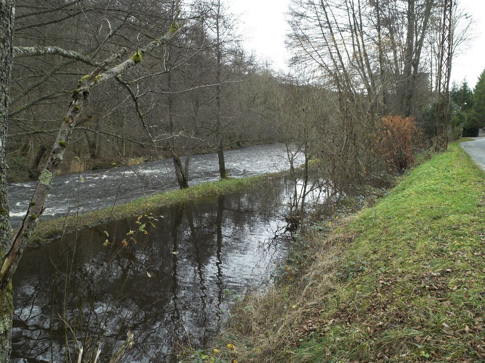 Vue générale de l'ancien canal d'amenée qui alimentait le Moulin-Grand, en direction du nord.
