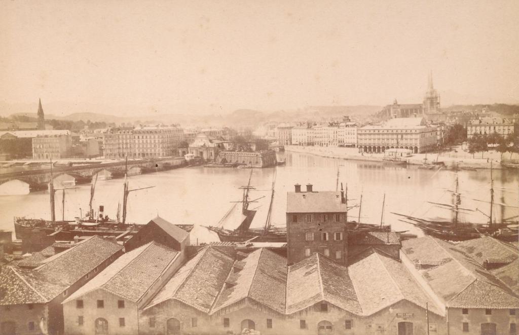 Photographie des chais de la rue Sainte-Ursule, vers 1900.