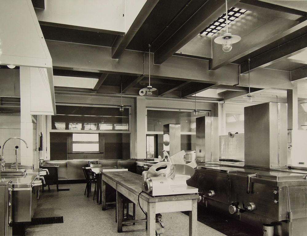 Les cuisines de la cantine dans les années 1960.