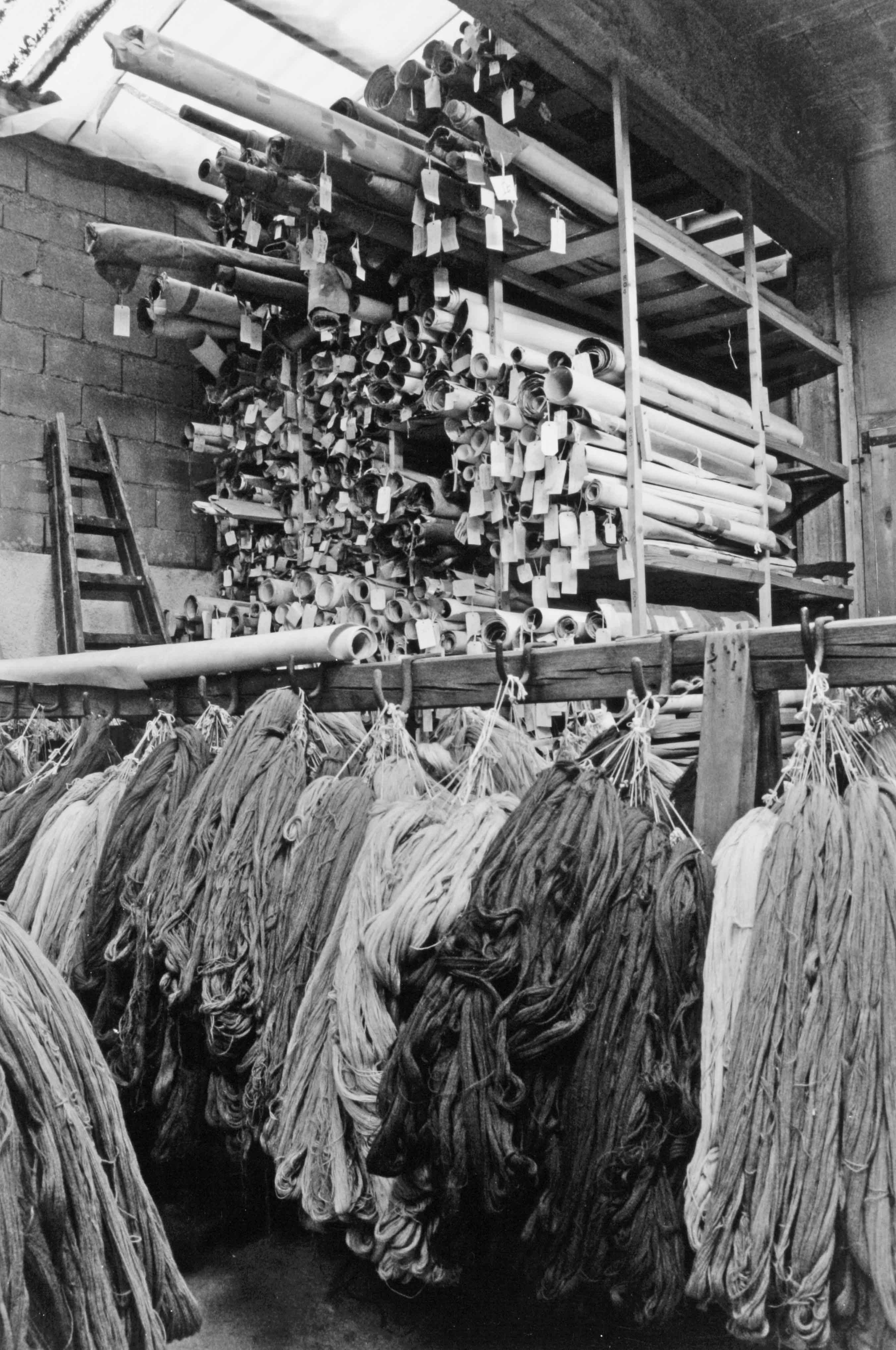 L'entrepôt des laines et les modèles (reportage photographique de L. Yeghicheyan, 1992, Aubusson, Musée départemental de la Tapisserie)