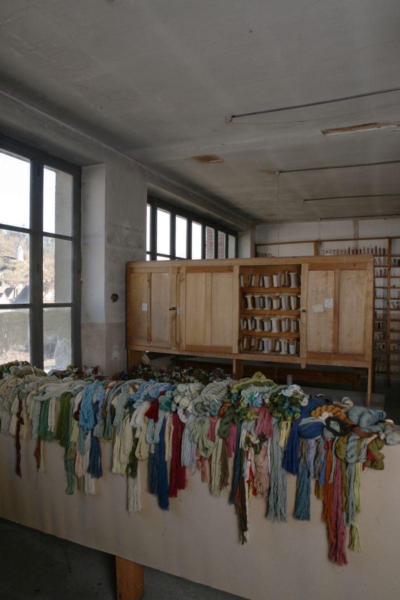 Vue générale du magasin des laines, au second étage du bâtiment des ateliers de tissage. 