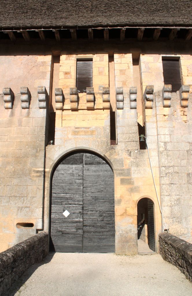 Détail de l'élévation antérieure du châtelet d'entrée : portes cochère et piétonne surmontées des enrayures de flèches des pont-levis.