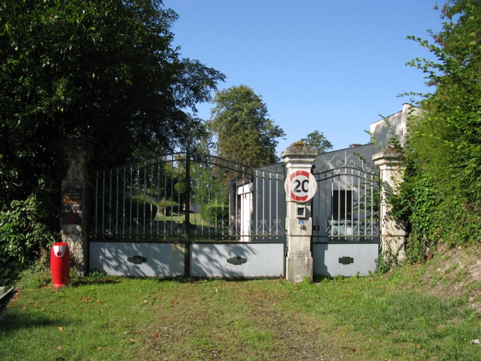 Le portail à l'entrée nord-est du site.