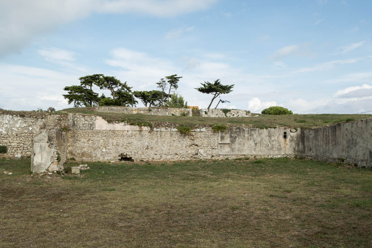 Partie nord-est de la cour intérieure : traces des murs de la caserne. 