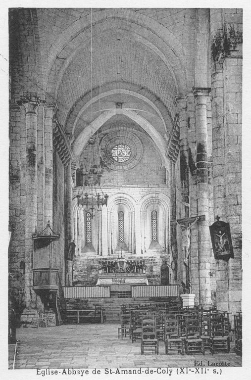 Vue de l'intérieur de l'église de la nef vers le choeur. Carte postale (éditeur Lacoste), s.d. (vers 1950).