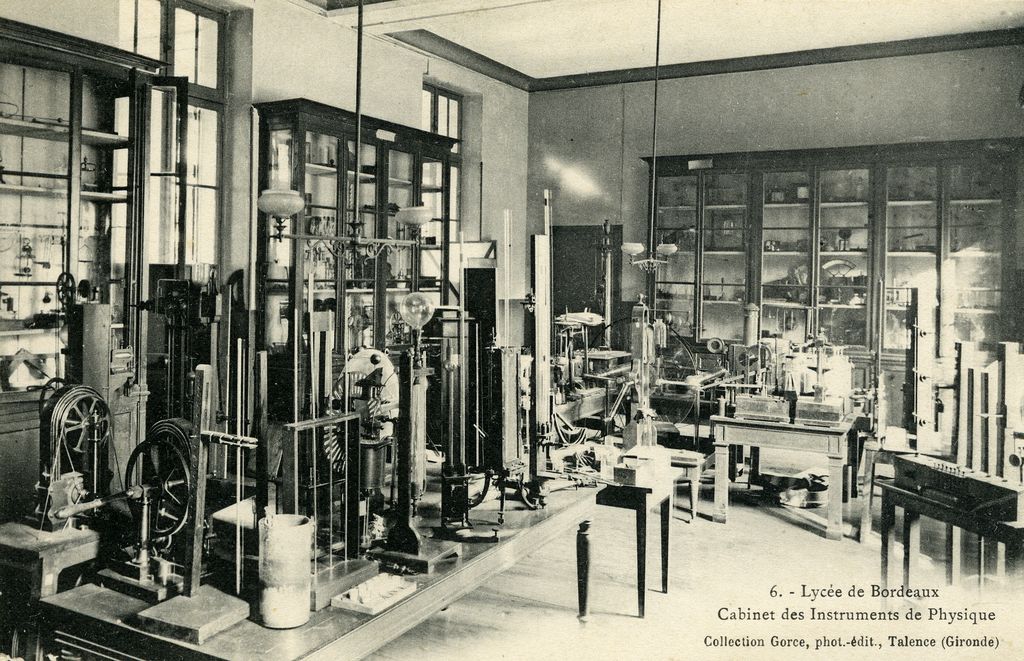 La cabinet de physique au début du XXe siècle.