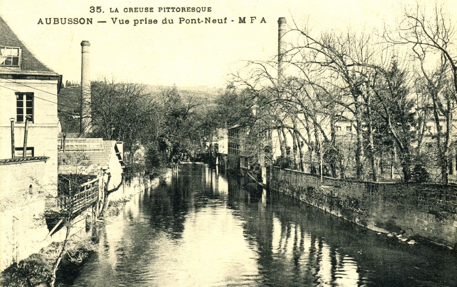 Carte postale de la fin du 19e siècle : vue de la Creuse depuis le Pont Neuf. A droite, les bâtiments de la manufacture Hamot, en bordure de rivière et la cheminée circulaire en brique de l'usine (AC Aubusson)