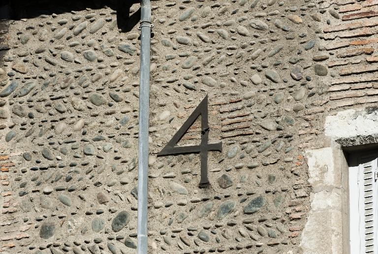 Détail sur l'ancre d'un tirant en façade sud du bâtiment B matérialisant le chiffre 4.