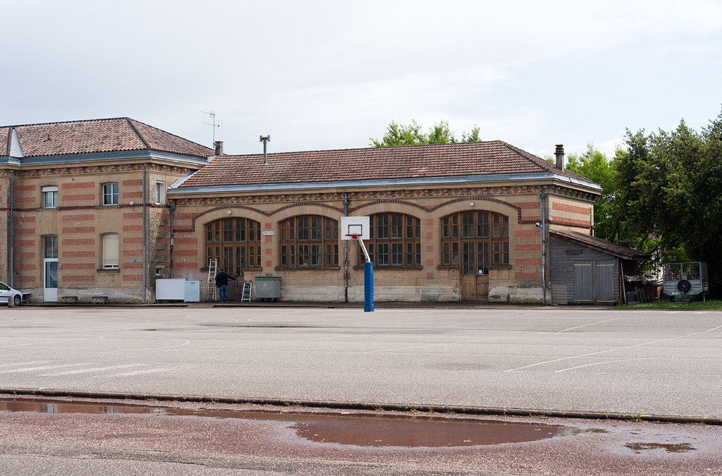 Corps de bâtiment appartenant à l'ancien gymnase, aujourd'hui transformé en atelier.