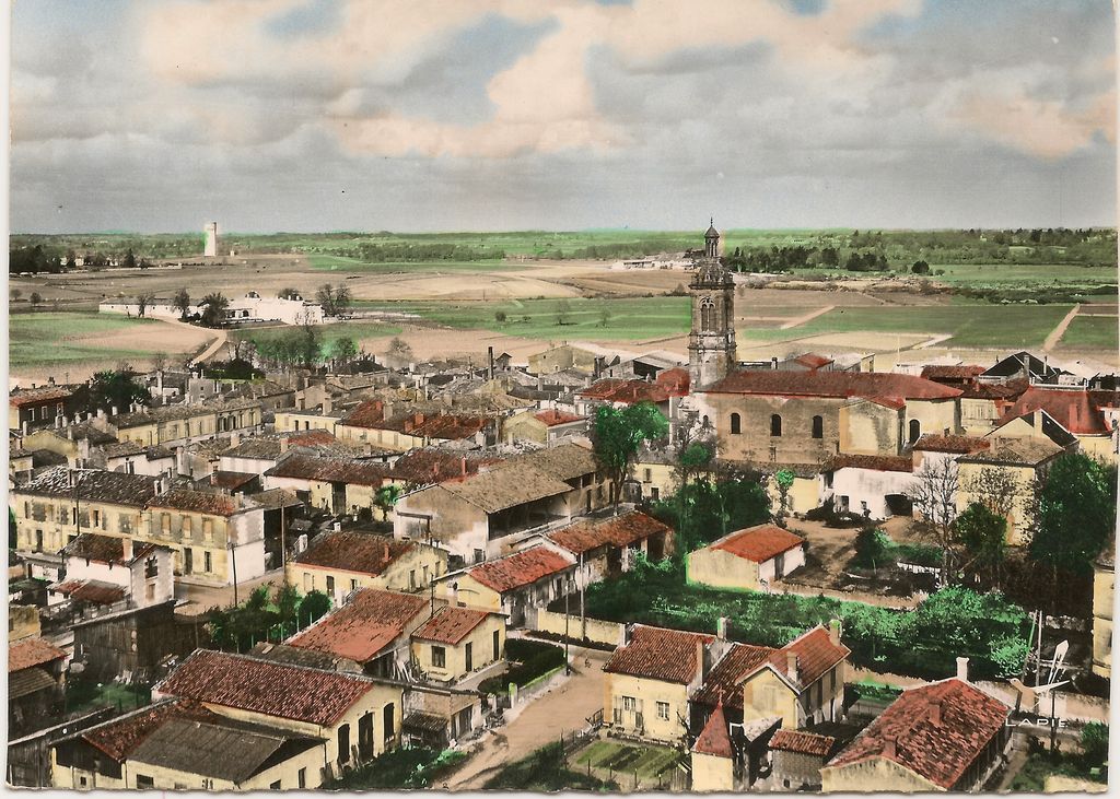 Carte postale, 2e moitié 20e siècle (collection particulière) : vue aérienne du village.
