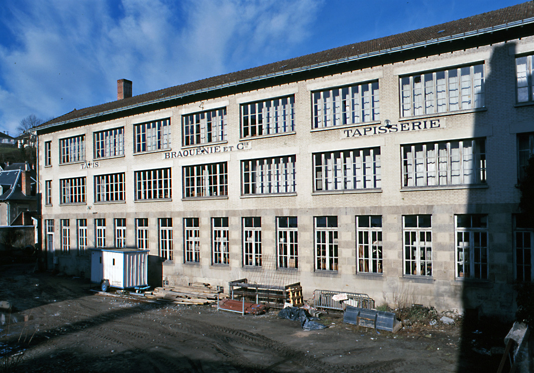 Le bâtiment en fond de cour, édifié parallèlement à la Beauze et abritant les ateliers de tissage.