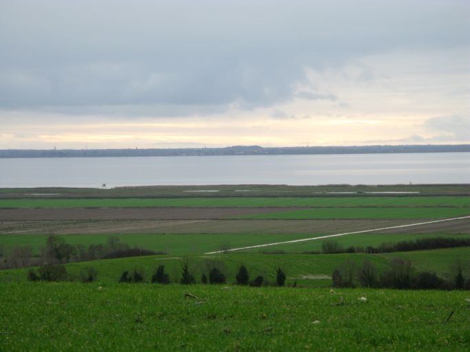 Les marais, l'estuaire et la rive girondine vus depuis le coteau du Breuil.