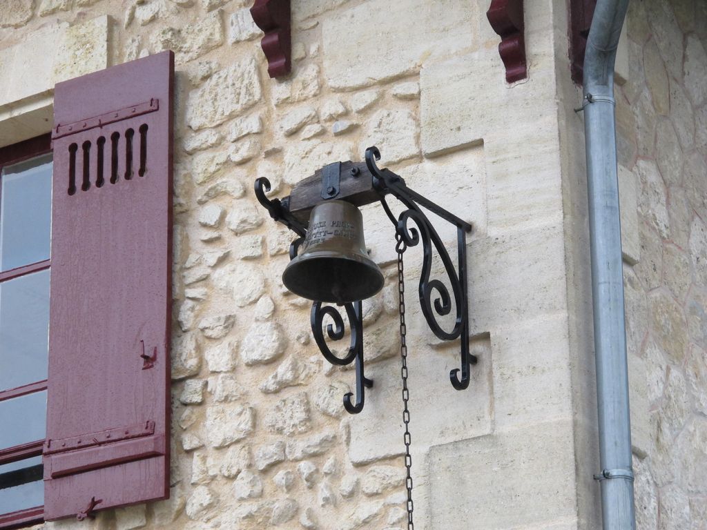 Détail de la cloche portant la date de 1865 (?) et le nom d'Herman Cruse.