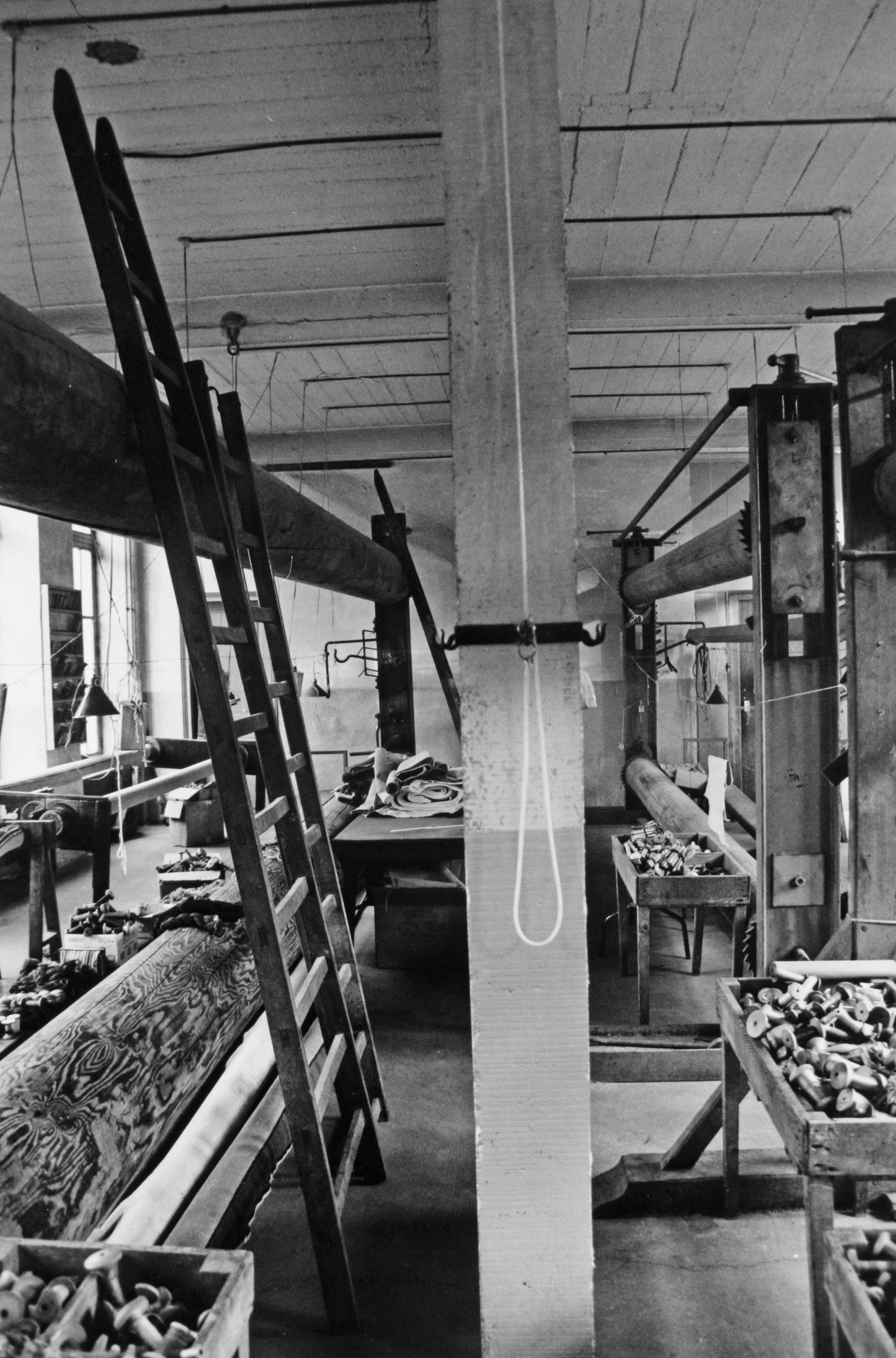 L'atelier de tissage en haute lisse, au rez-de-chaussée, lors de la fermeture de la manufacture (reportage photographique de L. Yeghicheyan, 1992, Aubusson, Musée départemental de la Tapisserie)
