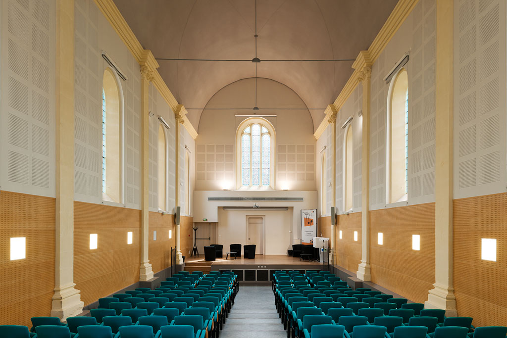 Intérieur de la chapelle aujourd'hui transformée en salle de conférence.
