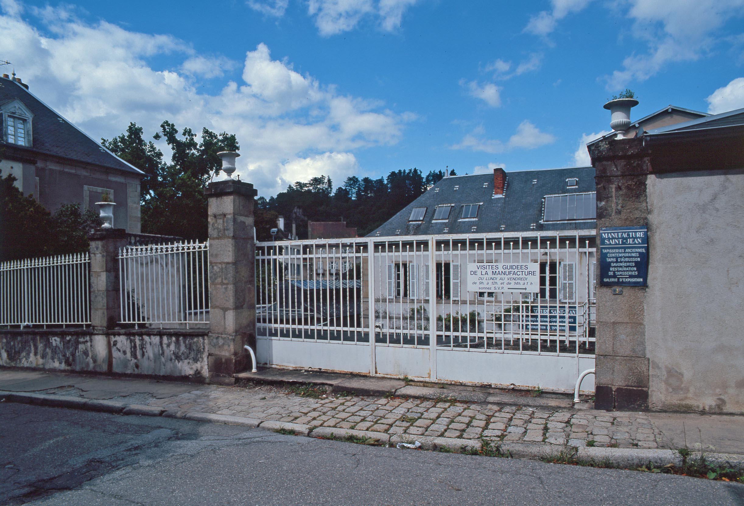 Vue générale de l'entrée de la manufacture, du côté de la rue Saint-Jean, au sud. 