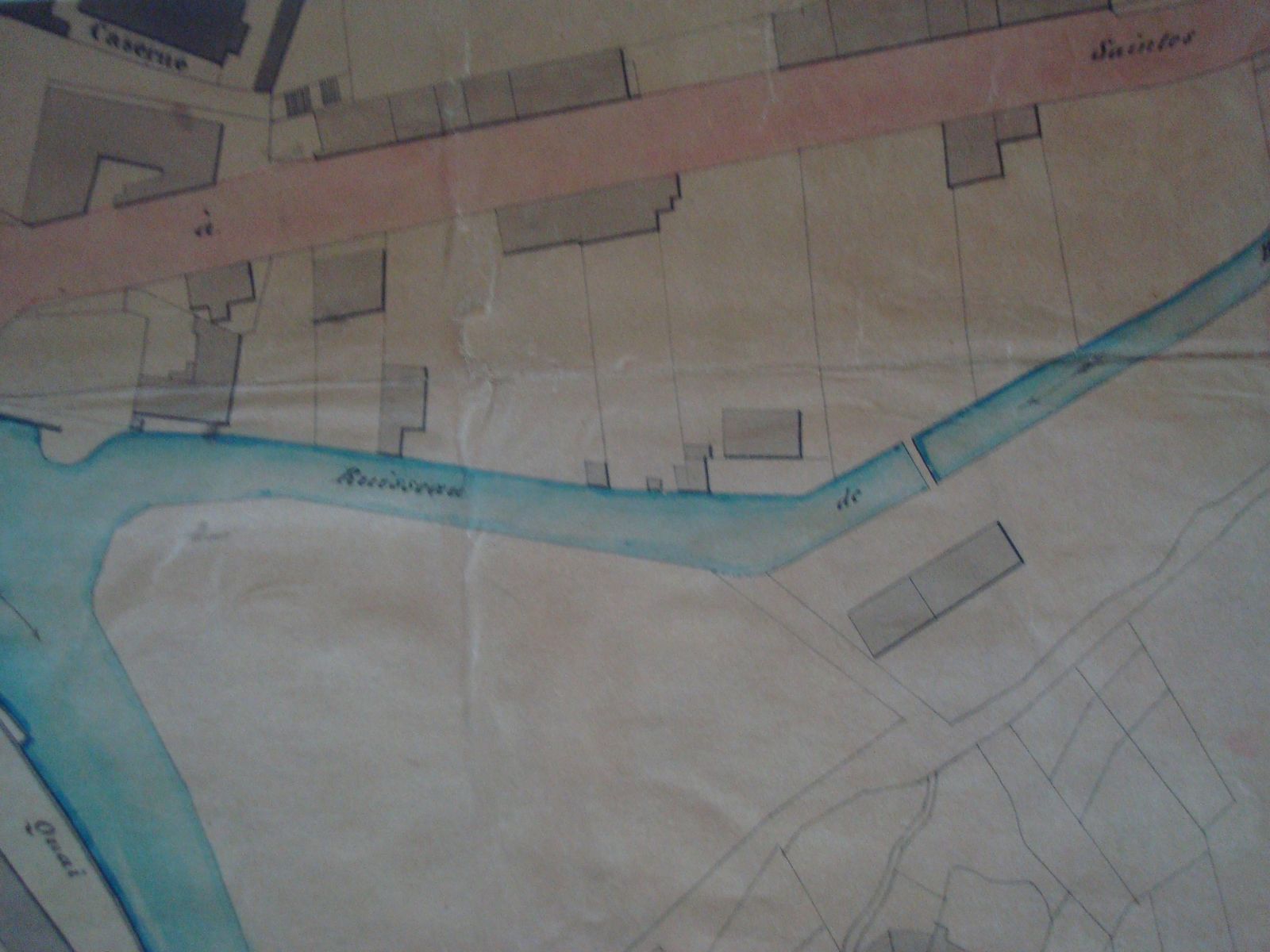 Extrait du plan de la ville d'Aubusson et de ses faubourgs dans la seconde moitié du 19e siècle, avec le bâtiment de la manufacture Castel, au nord du ruisseau de la Beauze (AN)