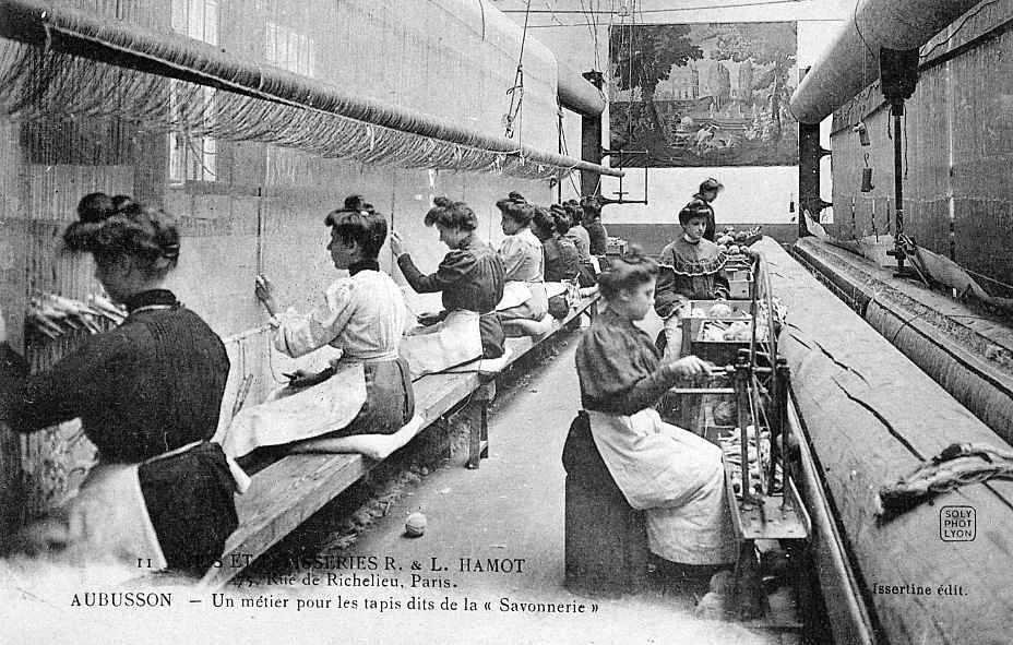 Carte postale (1er quart 20e siècle) d'un atelier de tissage des tapis dits de la Savonnerie, à la manufacture Hamot, avec les velouteuses au travail sur un métier de haute lisse de très grandes dimensions (collection particulière) 