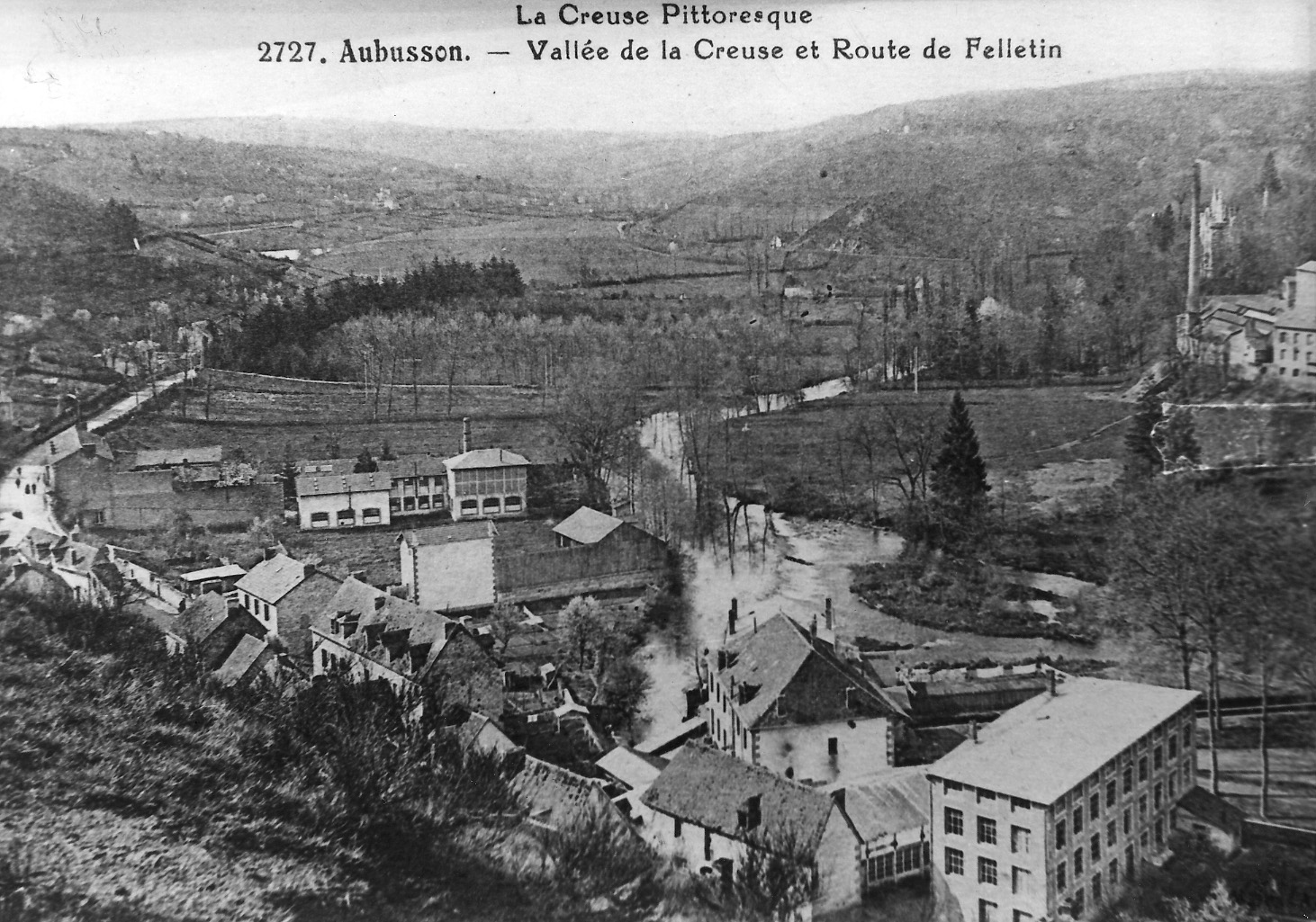 Carte postale du 1er quart du 20e siècle montrant les bâtiments de la manufacture, entre la Creuse et la route d'Aubusson à Felletin (actuelle rue Jean Jaurès) (collection particulière). 
