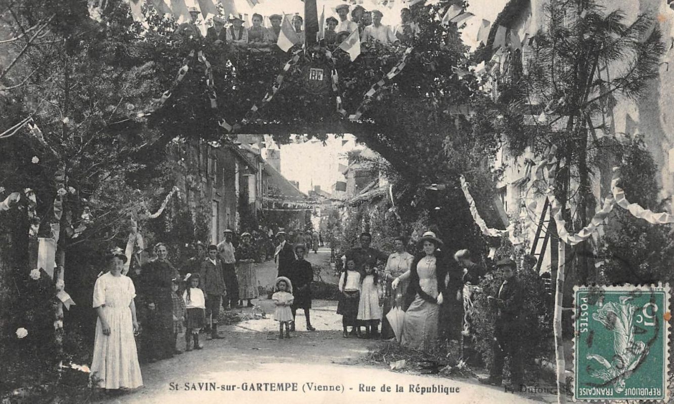 Fête rue de la République, carte postale ancienne.