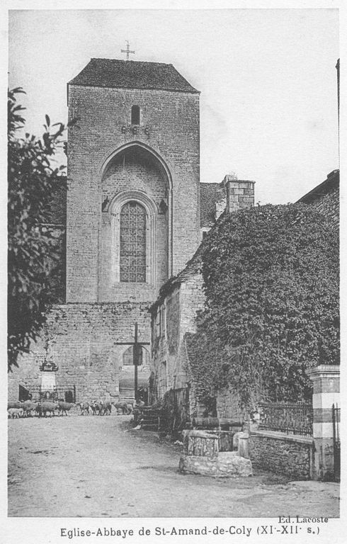 Vue à l'ouest de l'église abbatiale. Carte postale (éditeur Lacoste), s.d. (vers 1950).