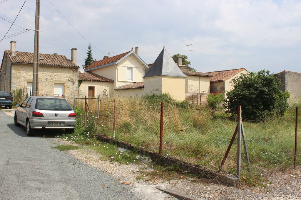 Rue des Martyrs de la Résistance : parcelle de jardin à l'arrière des maisons.