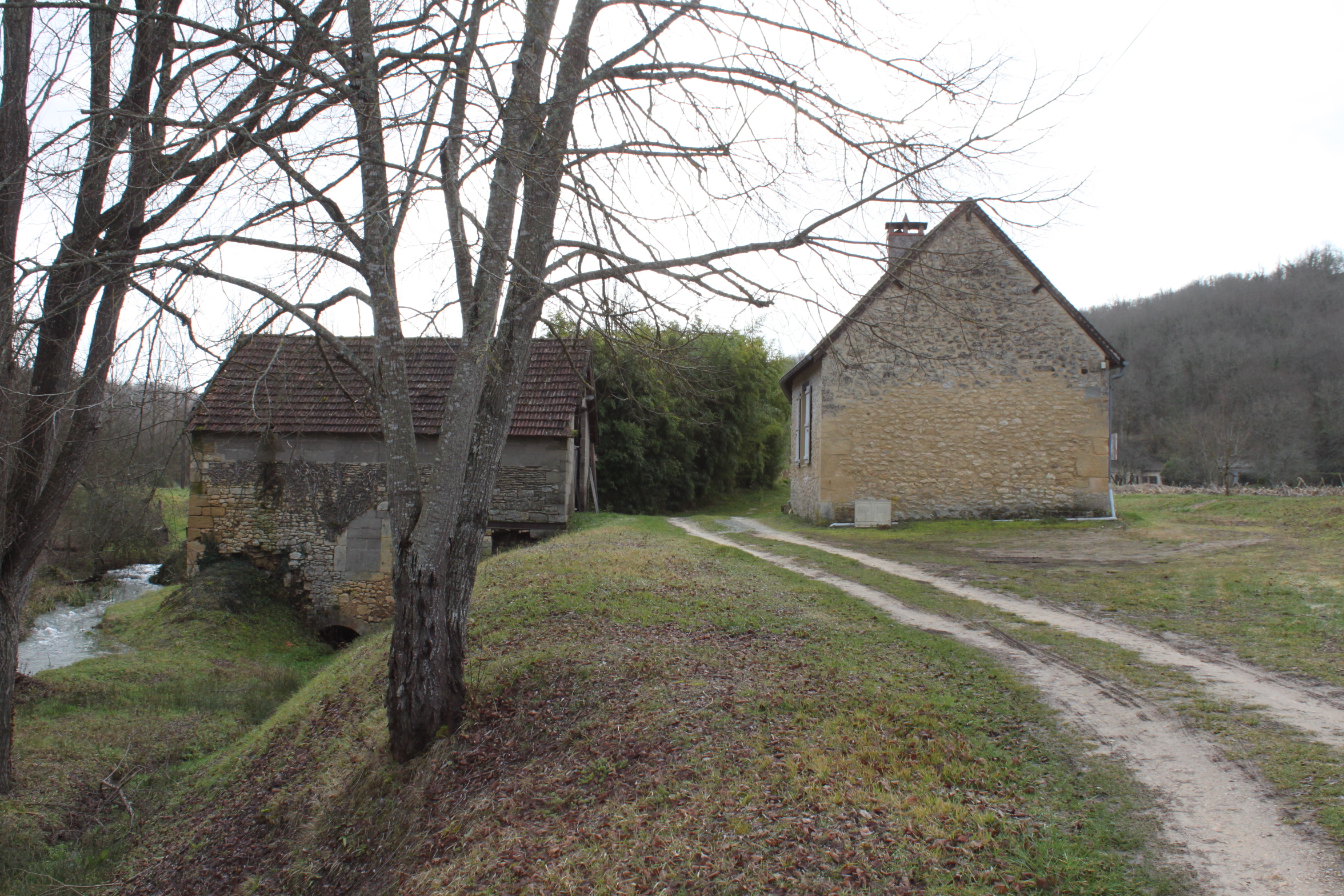 Moulin et maison du meunier, vue d'ensemble prise de l'ouest.