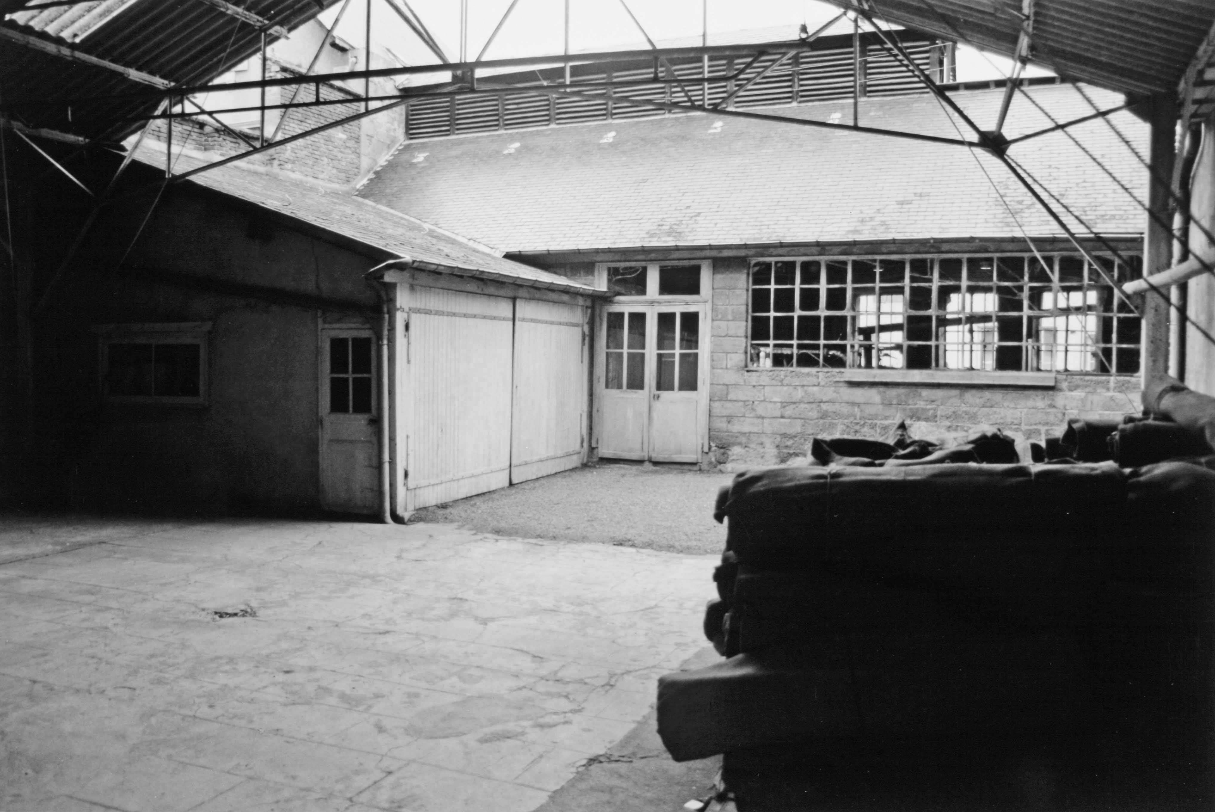 L'entrepôt qui prolongeait la galerie d'exposition et faisait la jonction avec la teinturerie. Il a été détruit (reportage photographique de L. Yeghicheyan, 1992, Aubusson, Musée départemental de la Tapisserie)