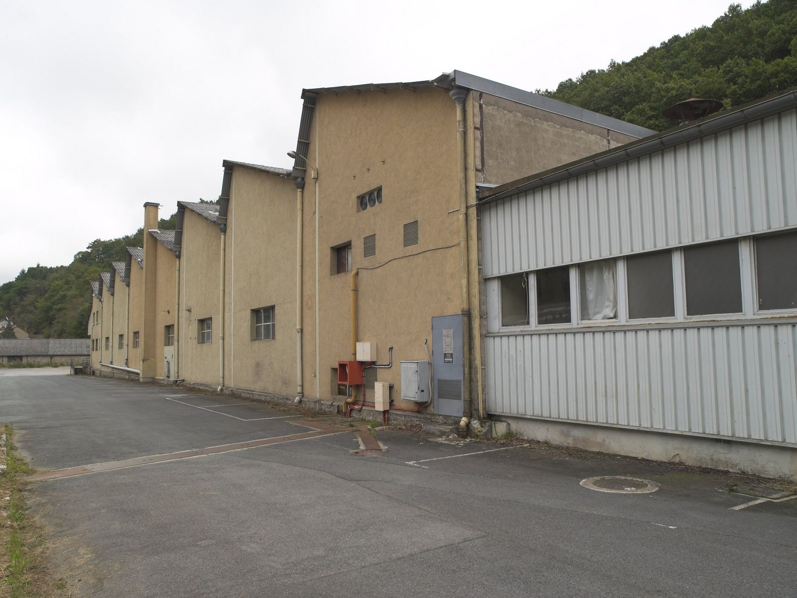 Vue générale des sheds qui abritaient les ateliers de fabrication de la DITO-SAMA, au nord-est du site.