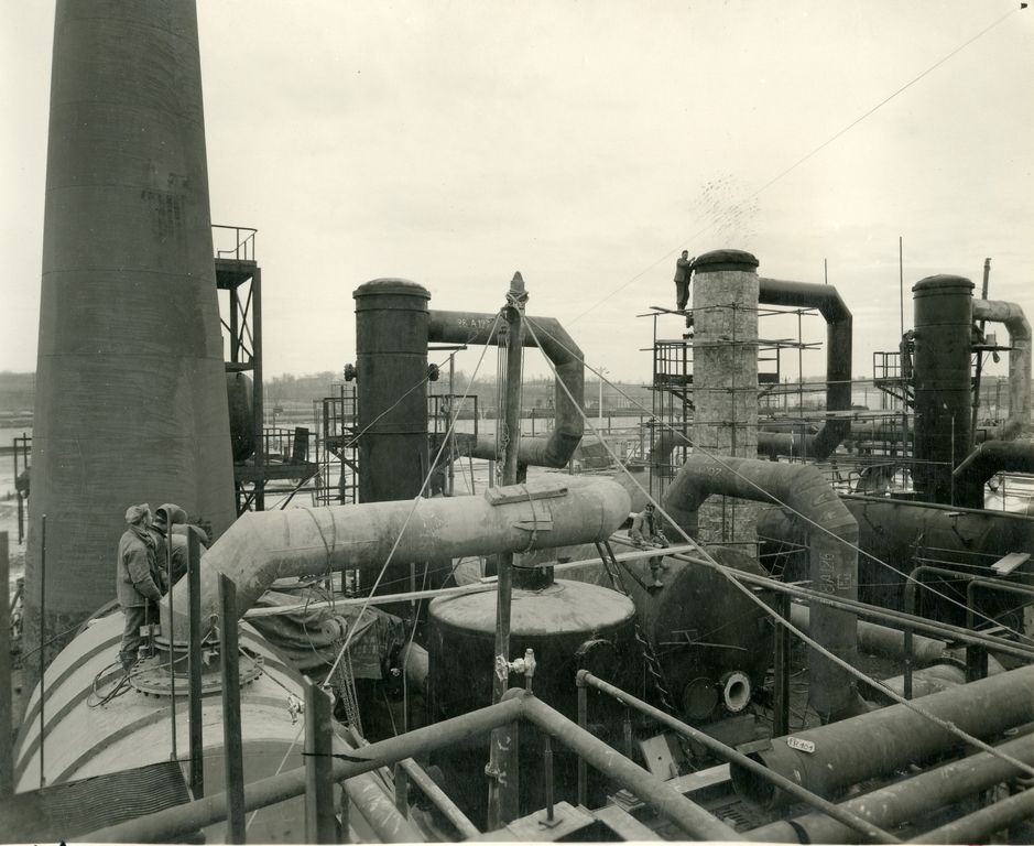 Construction de l'unité de désulfuration en 1957