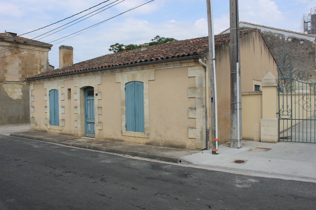Rue des Martyrs de la Résistance : maison en rez-de-chaussée.
