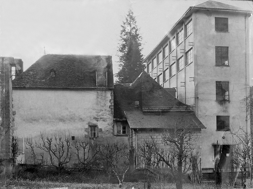 Photographie du site, avant les travaux des années 1971-1975. A gauche, les bâtiments du Moulin-Grand ont disparu pour permettre l'édification de la tour de l'escalier de secours. A droite, l'aile de la minoterie, conservée et reconvertie en ateliers. 