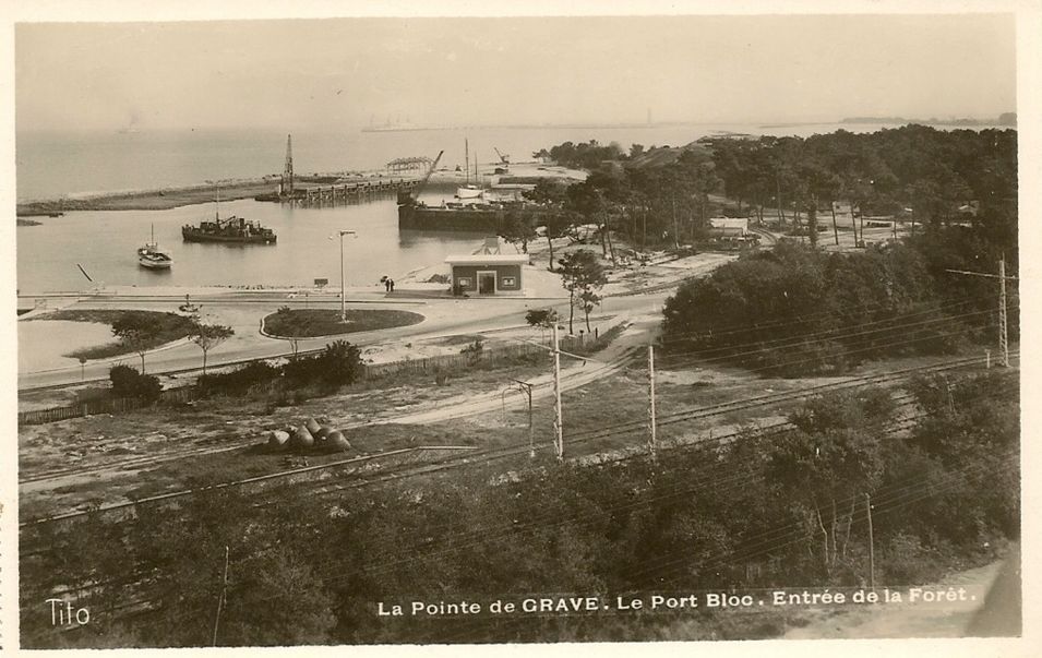 Carte postale (collection particulière) : Port-Bloc dans les années 1930, avec l'ancienne gare du bac.