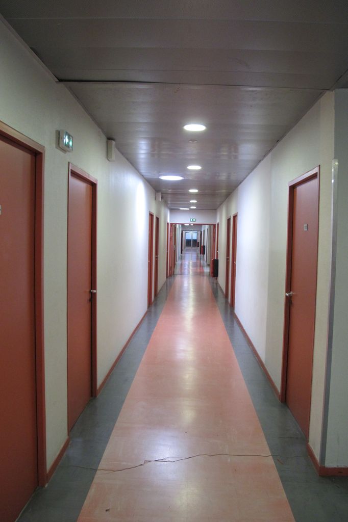 Couloir de l'étage du bâtiment des salles de cours.
