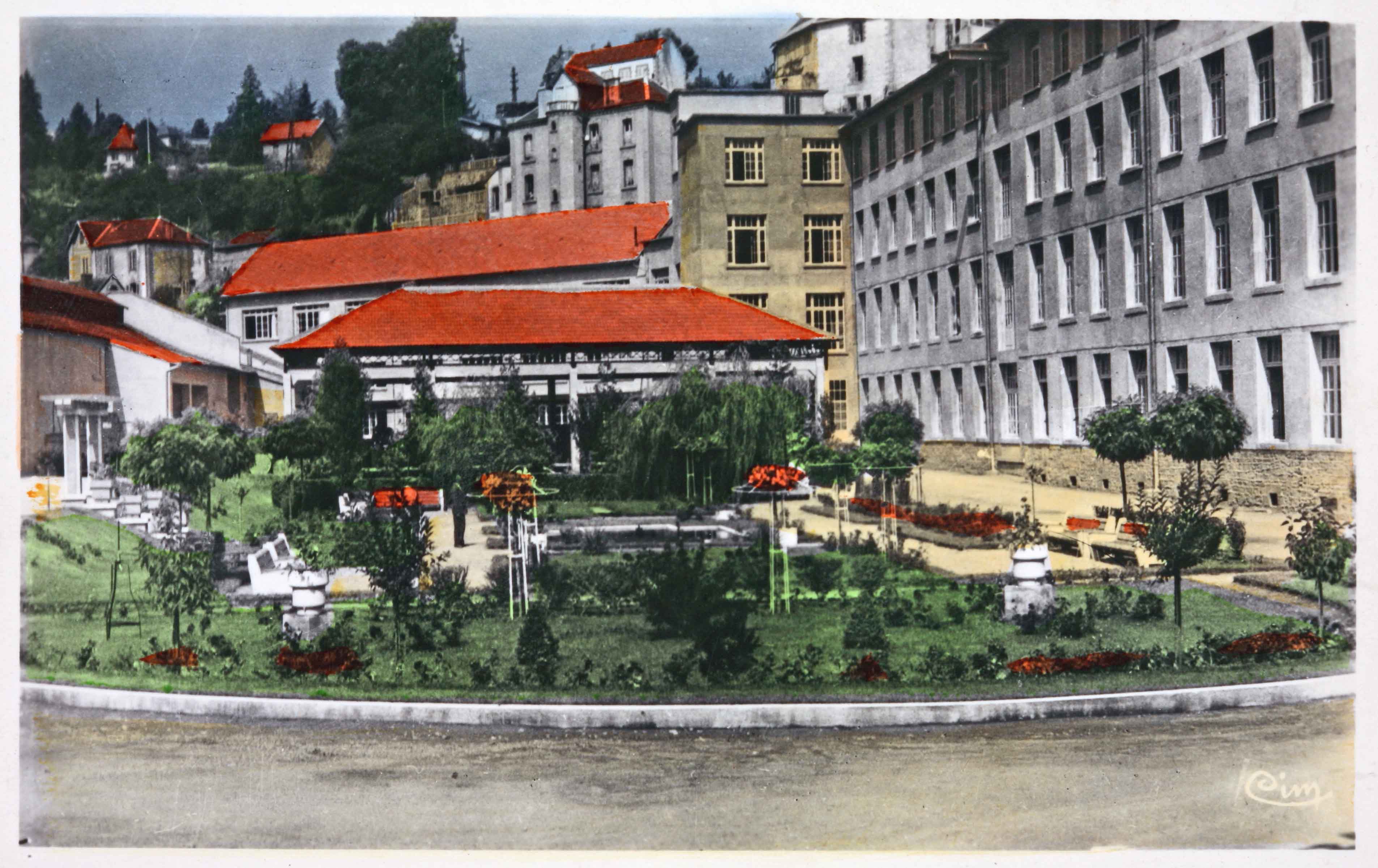 Carte postale colorisée (vers 1950) du site de la FALA, avec son jardin central (Aubusson, centre de documentation du Musée départemental de la Tapisserie)