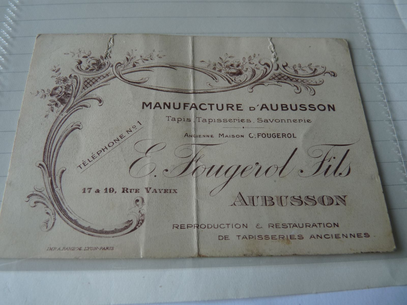 Carte de visite de la manufacture Edouard Fougerol, quai Vaveix (1er quart 20e siècle) (Centre de documentation du musée départemental de la Tapisserie)