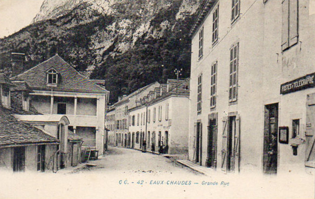 Route nationale au début du 20e siècle. A gauche, café Ambielle et maison Burgau. A droite, ancienne Poste et maison Larqué, puis maisons Loustauneau, Casadebaig et Frotté.